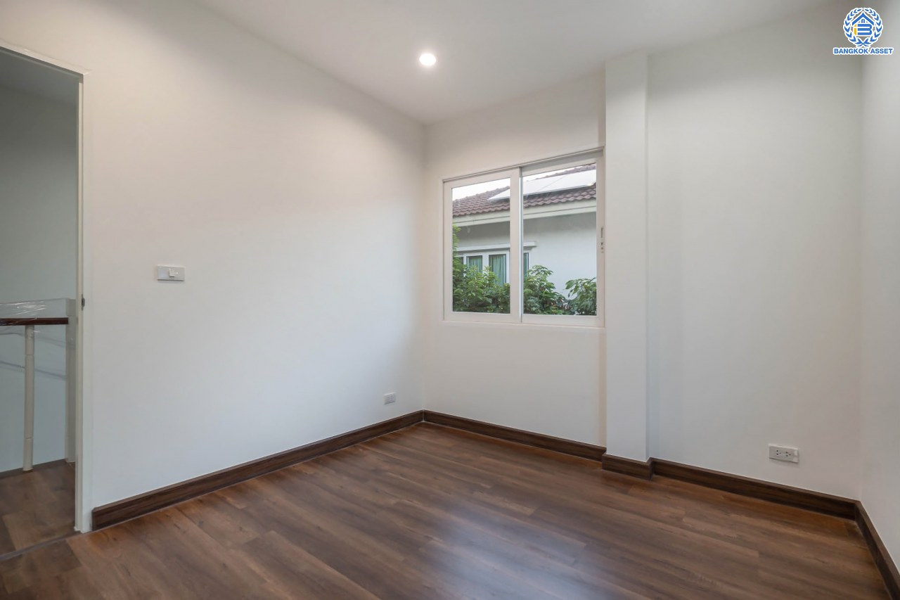 บ้านมือสองตกแต่งใหม่ โครงการ คาซ่าวิลล์ ราชพฤกษ์-รัตนาธิเบศร์2 แบรนด์ Q.House ต่อเติมครบพร้อมเข้าอยู่ เนื้อที่ 53.2 ตร.ว. ฟังก์ชันจัดเต็ม 3 ห้องนอน 3 ห้องน้ำ จอดรถได้ 2 คัน บนทำเลศักยภาพ ติดถนนราชพฤกษ์ และเพียง 10 นาทีถึงรถไฟฟ้า "สถานีบางรักน้อยท่าอิฐ"